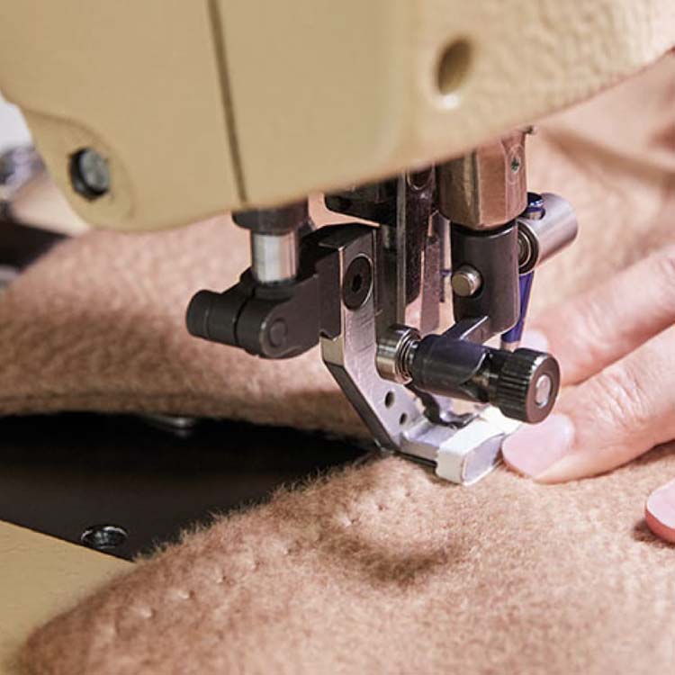 Detal krawiecki kultowego płaszcza Manuela Max Mara, szytego maszynowo.