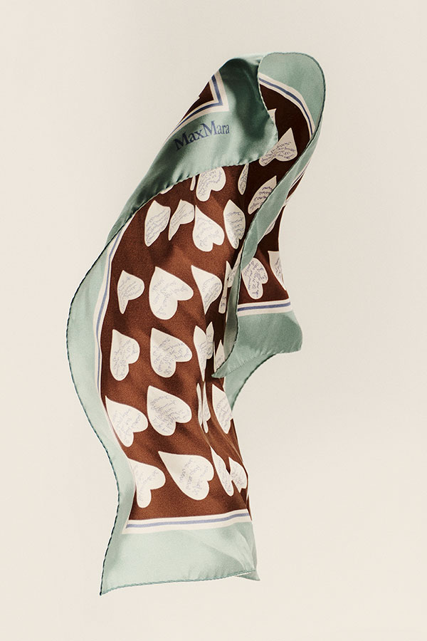 Detal apaszki z drukowanego diagonalu jedwabnego Max Mara w kolorze jasnoniebieskim, z nadrukiem na całej powierzchni.