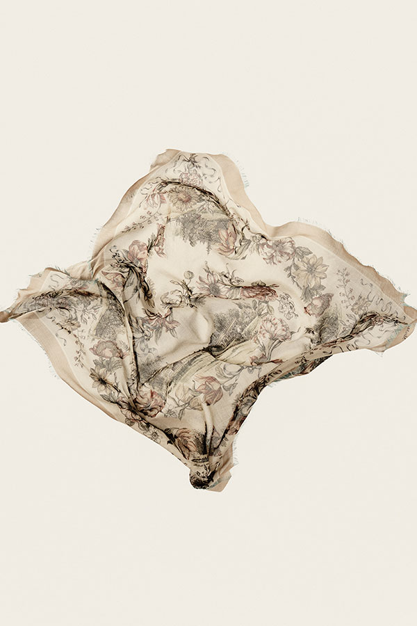 Detal chusty maxi Max Mara Sartoriale z drukowanego jedwabiu w kolorze wielbłądzim, z frędzlami na brzegach.