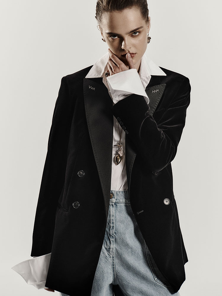 Modelka w dwurzędowej marynarce z bawełnianego aksamitu Max Mara Sartoriale w kolorze czarnym, z białą koszulą.